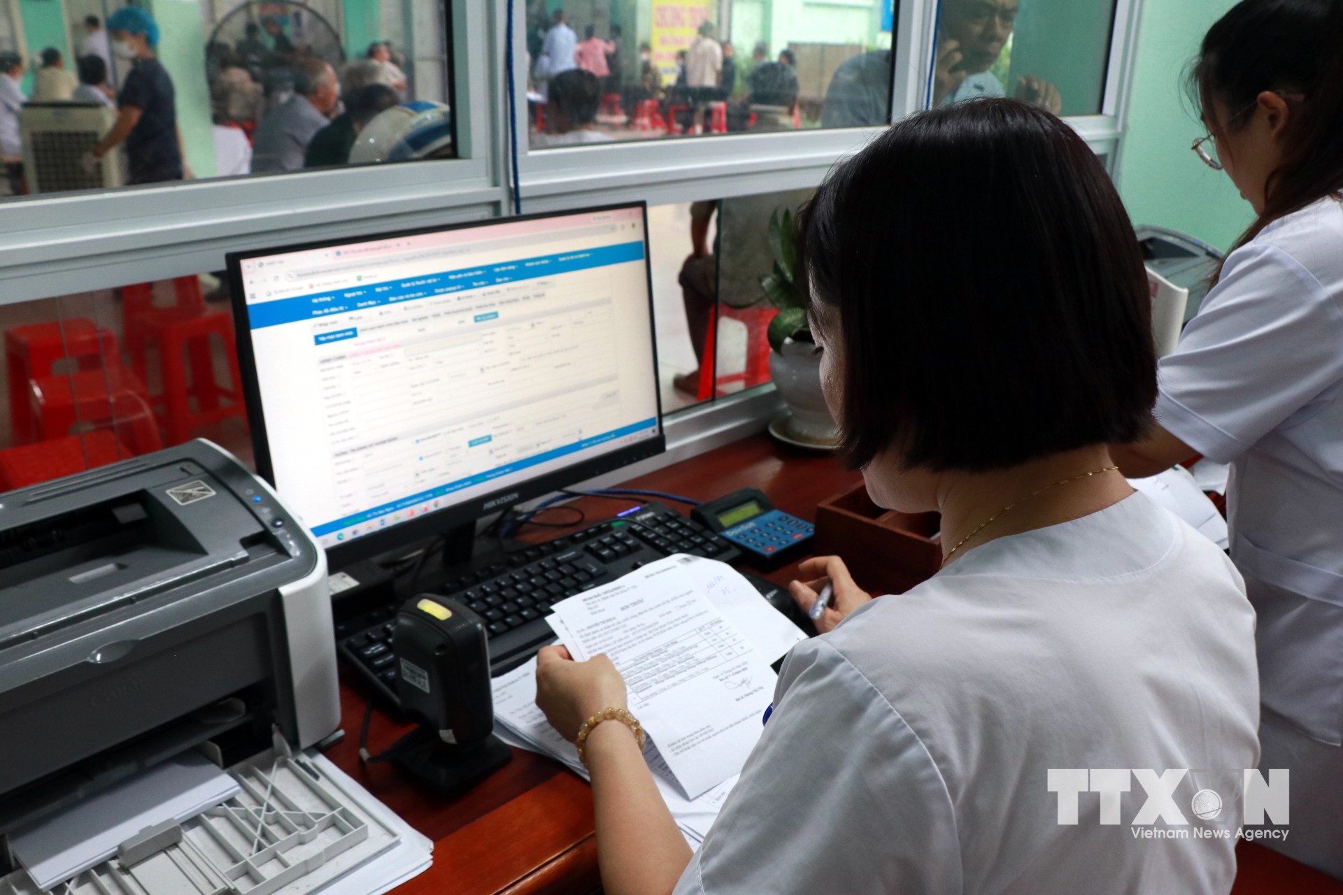 Sử dụng bệnh án điện tử trong khám, chữa bệnh tại Bệnh viện Đa khoa Ý Yên, tỉnh Ninh Bình. (Ảnh: Nguyễn Lành/TTXVN)